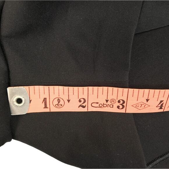 LULULEMON Shaped Away From The Body Solid Short 3" Women Sz 4 Black Athletic - Picture 10 of 13